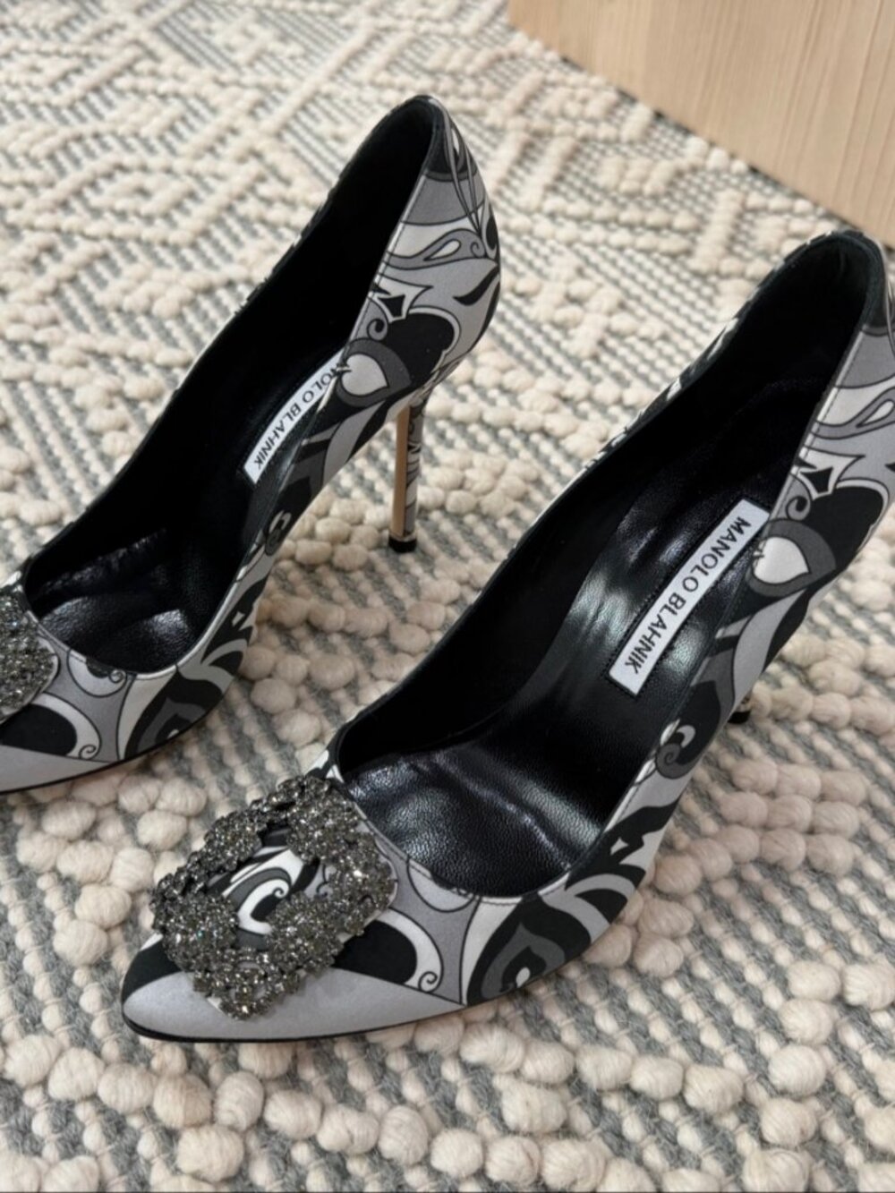 Manolo Blahnik Hangisi Printed Satin Crystal Buckle Pumps 38.5 US 8.5